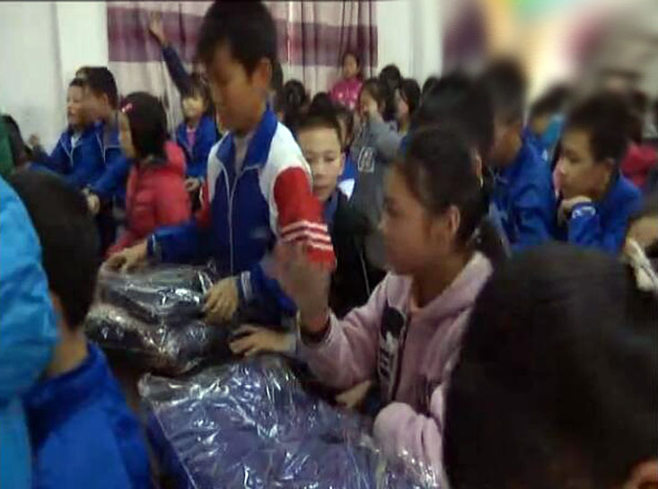 捐贈(zèng)棉衣.jpg 捐贈(zèng)棉衣.jpg